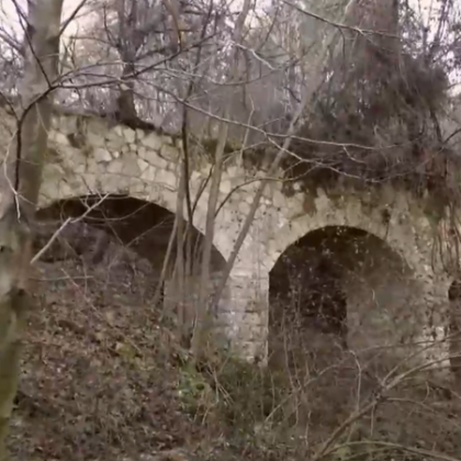 Вече повече от век един акведукт стои скрит и забравен
