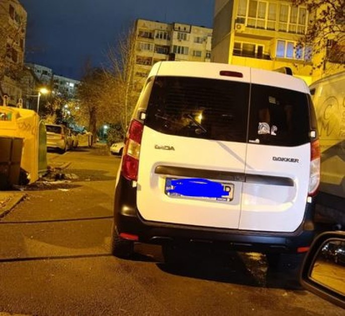 Водач спипа мъж, посегнал на паркирана кола СНИМКИ