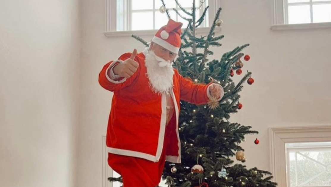 Борис Джонсън се облече като Дядо Коледа и украси коледната елха СНИМКИ