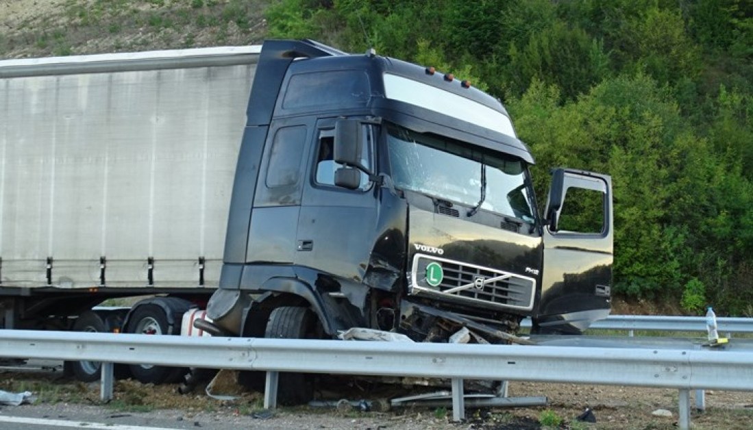 Камион аварира по пътя Ябланица -Луковит, движението е затруднено