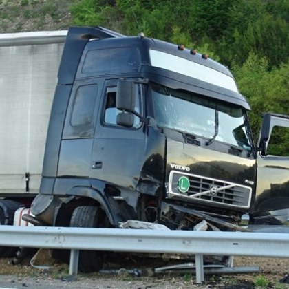 Заради аварирал тежкотоварен автомобил временно движението по пътя Ябланица Луковит