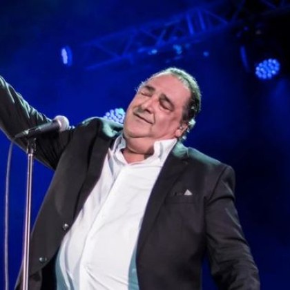 На 26 декември Гърция изпраща известния гръцки певец Василис Карас