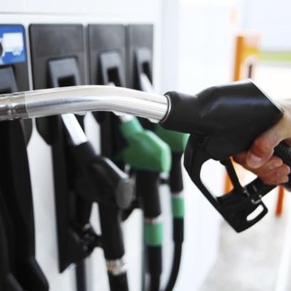 Цените на горивата в последните дни на декември бележат лек