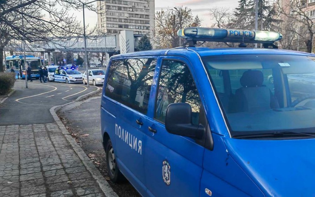 Пиян шофьор блъсна автобус, задържаха го СНИМКИ