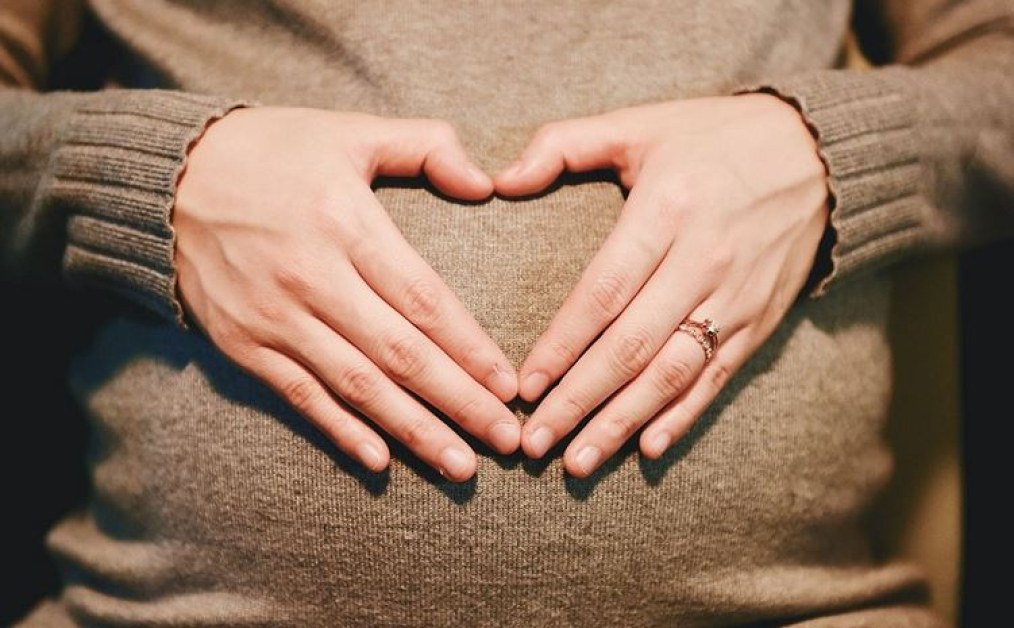 Разкриха неочакваната връзка между коледните празници и забременяването