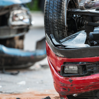 Катастрофа между лек автомобил и джип е станала на пътя
