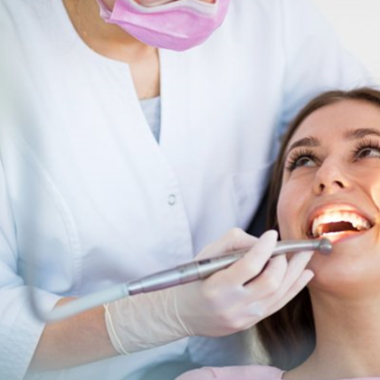 Жена от Минесота съди зъболекаря си твърдейки че я е
