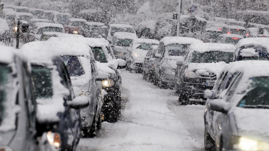 Заледени пътища и обилен снеговалеж: Зимна буря връхлетя САЩ