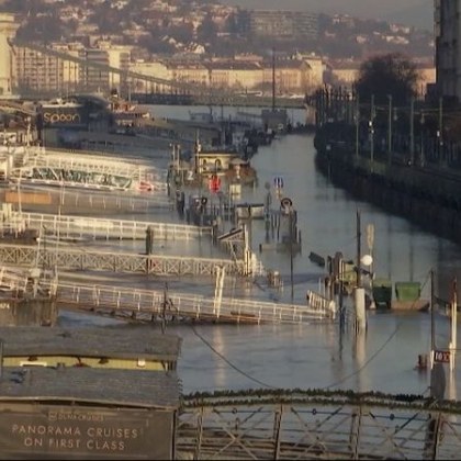 Река Дунав излезе от коритото си в Будапеща в четвъртък като