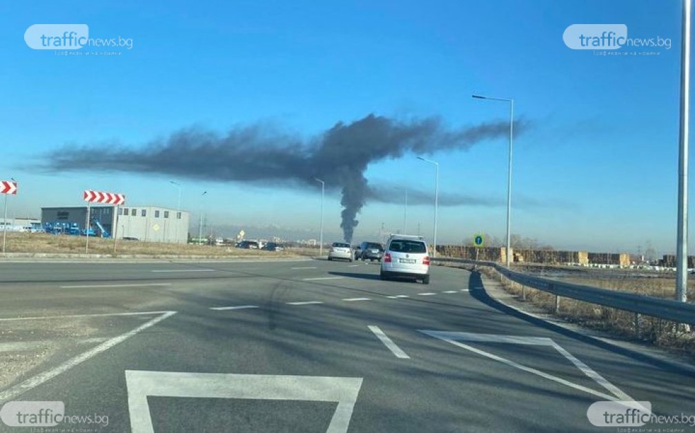 Черен дим край Пловдив! Пушекът се издига високо в небето СНИМКИ