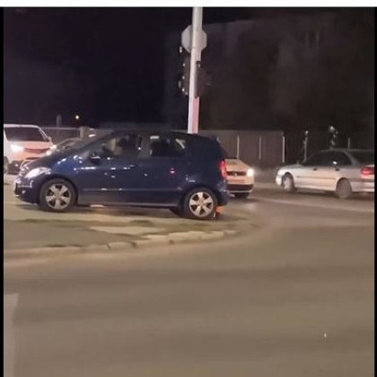 Шофьорка се качи на тротоар в Пловдив, не можа да слезе ВИДЕО