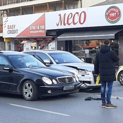Катастрофа между два автомобила затруднява движението по бул Ломско шосе