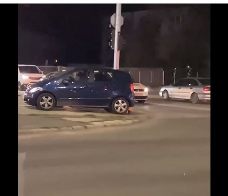 Шофьорка се качи на тротоар в Пловдив, не можа да слезе ВИДЕО