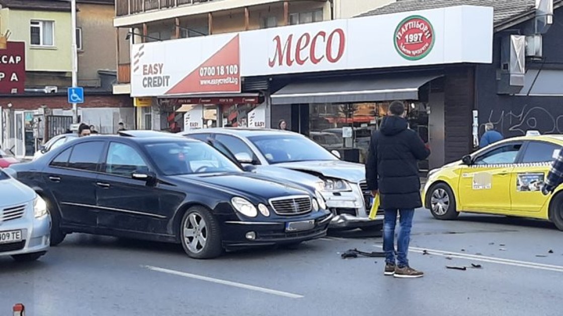 Две коли са блъснаха на булевард в София