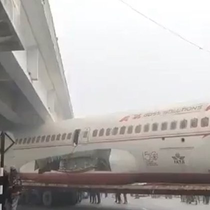 Нелепо: Самолет се заклещи под мост