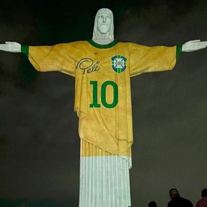 Осветиха емблематичната скулптура на Исус Христос в Рио де Жанейро