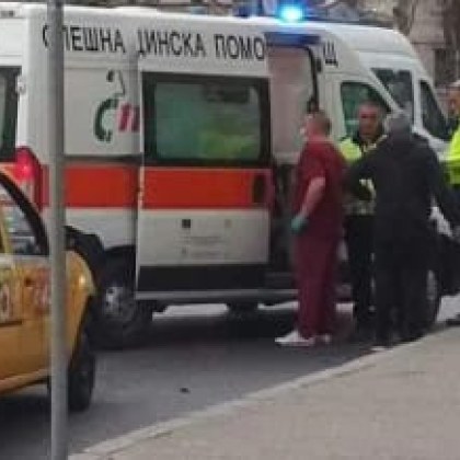Инцидент е станала в София днес Автомобил на таксиметрова компания