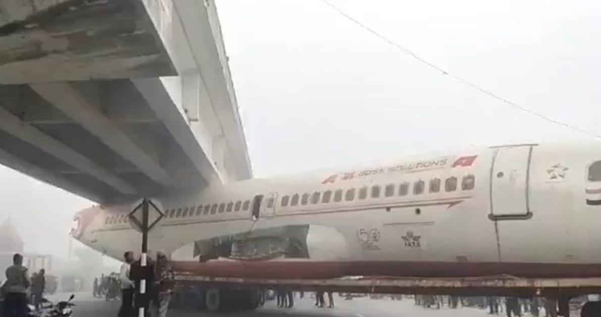 Нелепо: Самолет се заклещи под мост