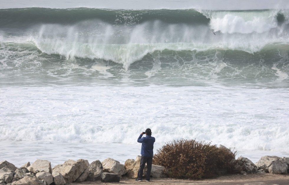 Огромни вълни заляха бреговете на Калифорния ВИДЕО