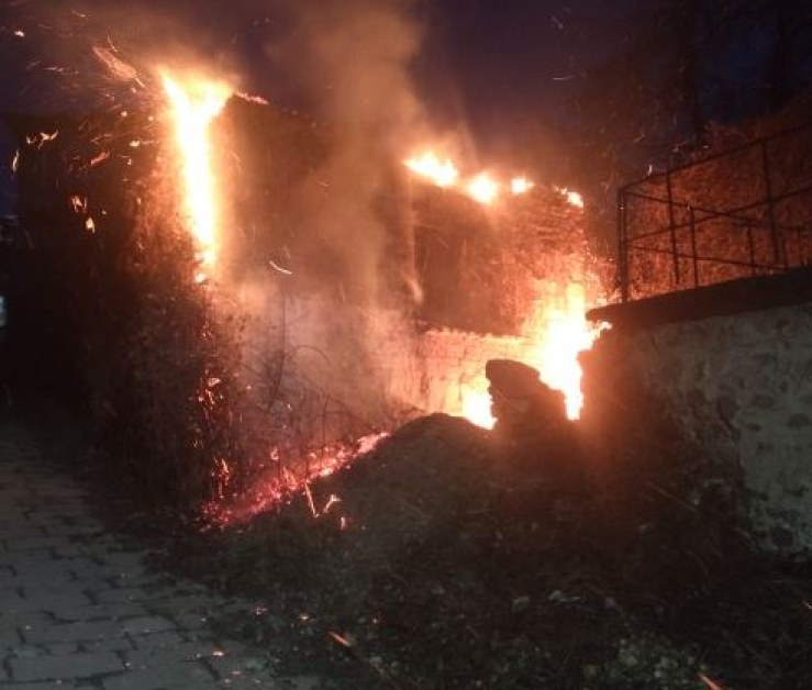 Пожар избухна в Перущица след употреба на пиратки  СНИМКИ