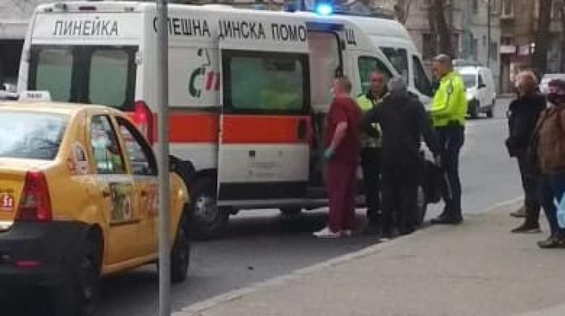 Такси блъсна двама пешеходци в София