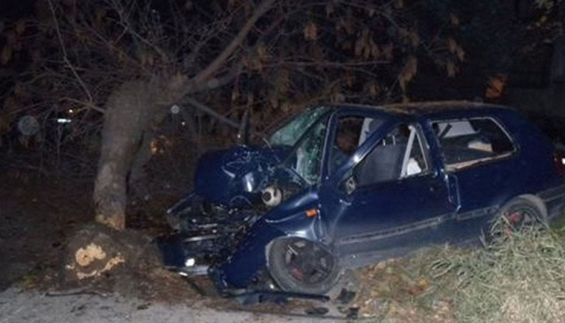 Автомобил се удари в дърво между бургаските села Садово и