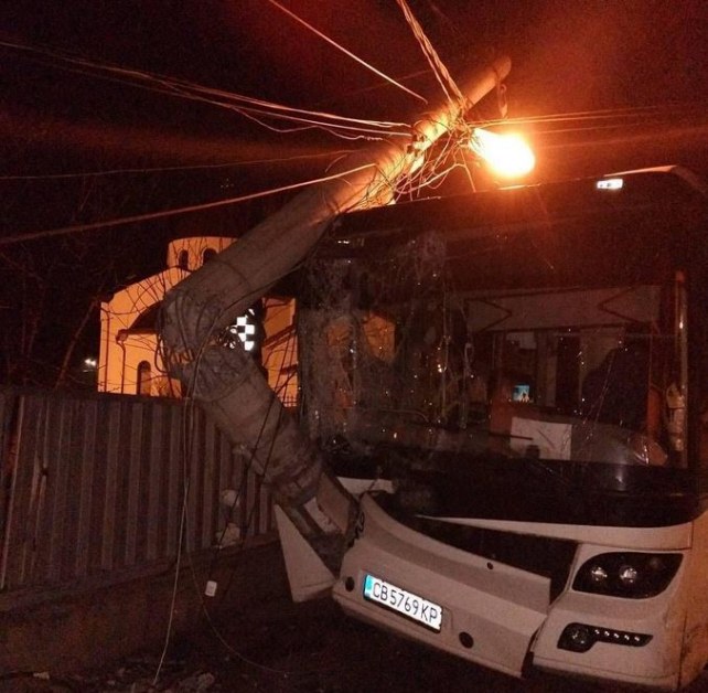 Автобус пречупи бетонен стълб в София СНИМКИ