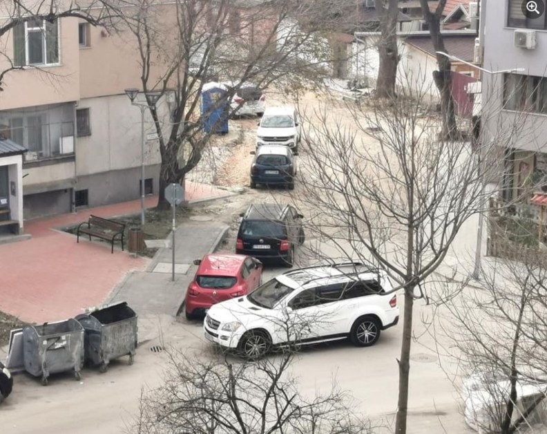 Водач с джип блесна с култово паркиране в Пловдив СНИМКА