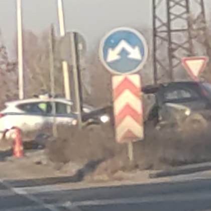 Катастрофа между лек автомобил и мотор е настъпила край Пловдив