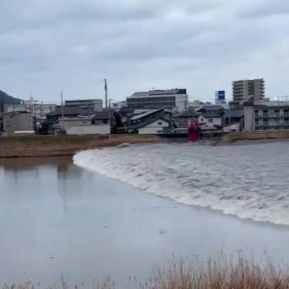 Първите вълни цунами причинени от мощните трусове в Централна Япония