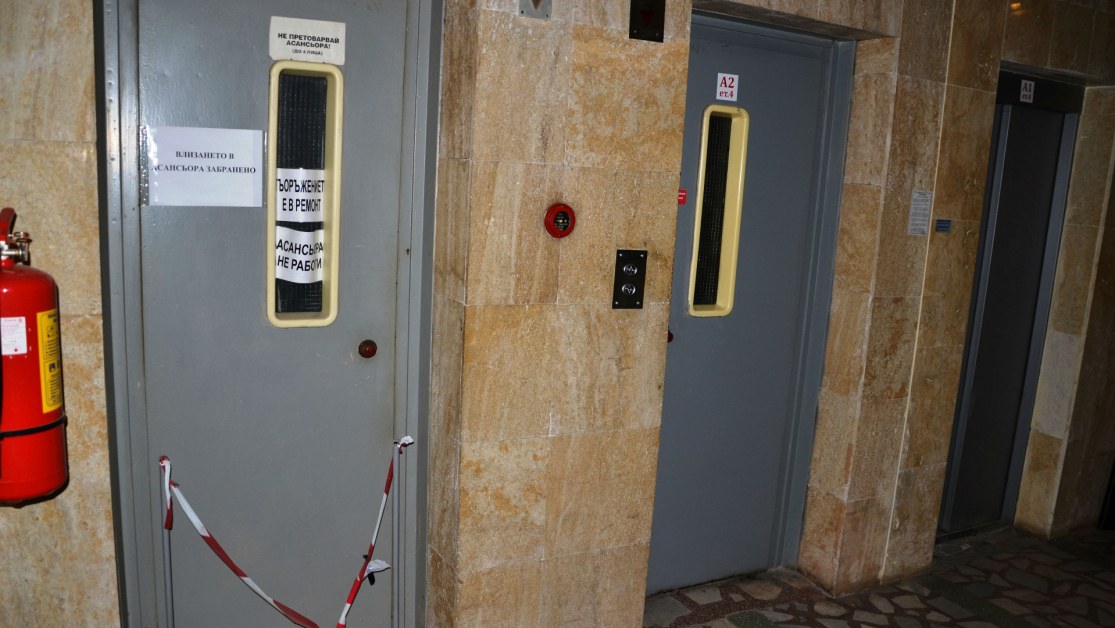 От днес спират асансьорите без предпазен щит. Изискването старите асансьори