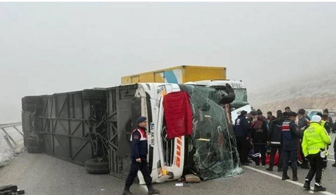 Автобус се преобърна, има 4 жертви и десетки ранени СНИМКА