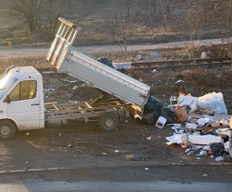 Грозно! Пловдивчанин изсипа камион със смет на оживен булевард СНИМКИ