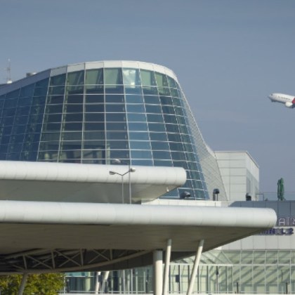 Самолет е кацнал аварийно на летище София днес по обед