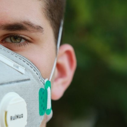 Скок на заразените с COVID 19 в Гърция Властите връщат маските