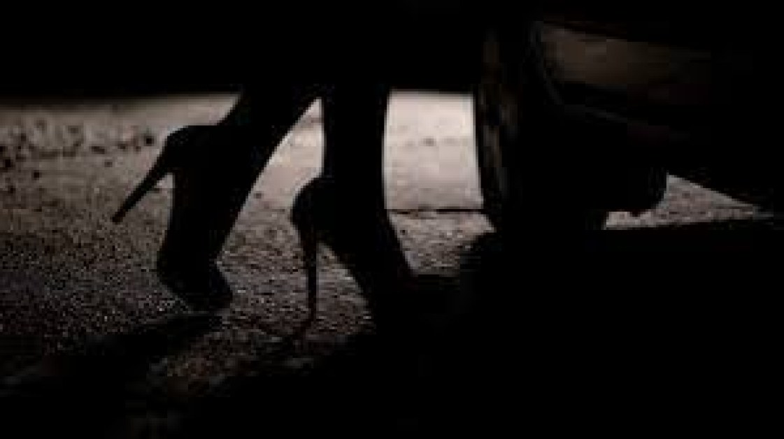 Хванаха двама, принуждавали жена да проституира