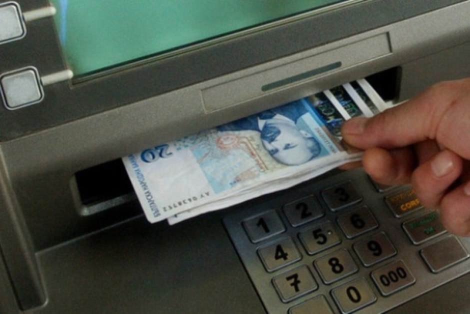 Колко пъти можем безплатно да теглим пари от банкомат