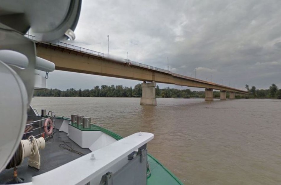 Кораб, превозващ тор, се блъсна в мост на река Дунав