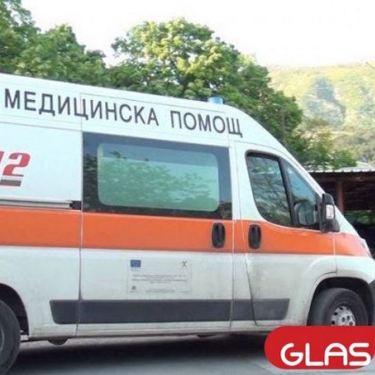 Служители на Центъра за спешна медицинска помощ в София излизат