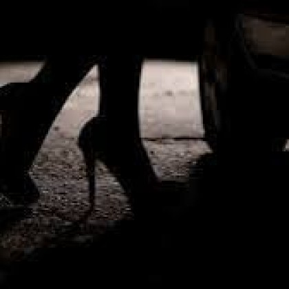 Жена е била принуждавана да проституира чрез заплахи и бой