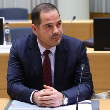 Министърът на вътрешните работи Калин Стоянов поиска освобождаването на двама висши