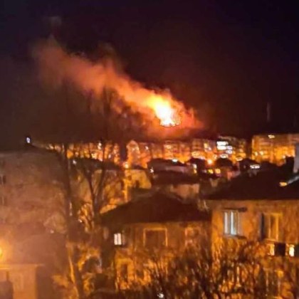 Пожар горя късно снощи в Асеновград Стара барака в близост