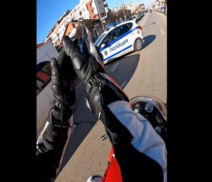 Моторист ръкопляска на полицаи след нарушение  ВИДЕО