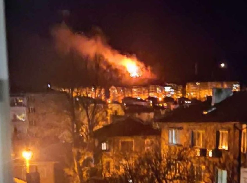 Пожар горя късно снощи в Асеновград. Стара барака в близост