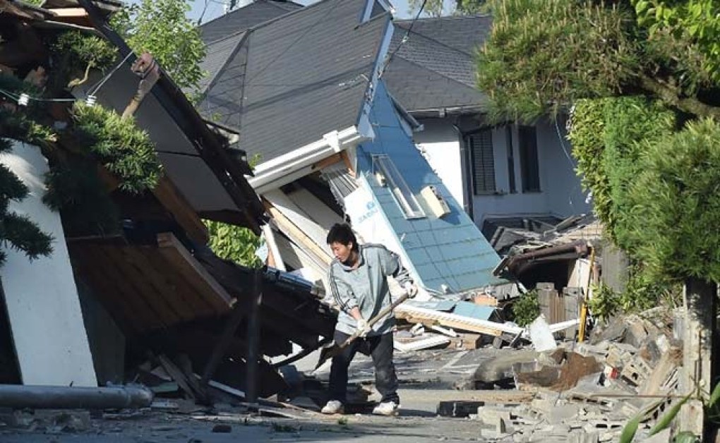 100 станаха жертвите на земетресението в Япония, издирват се хора