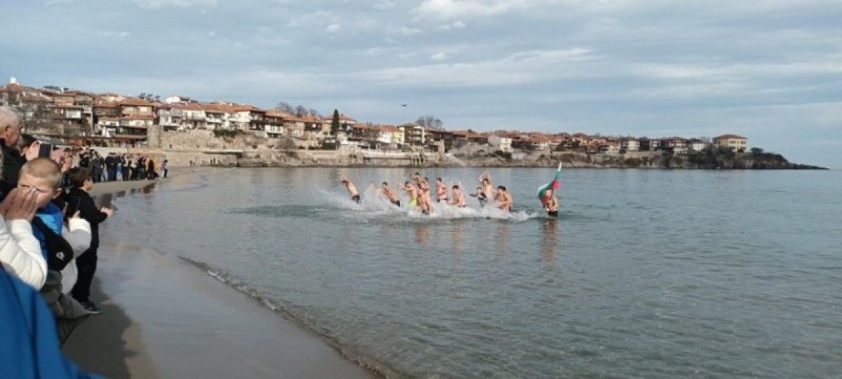 Богоявленски кръст се раздели на две на морето - двама го хванаха