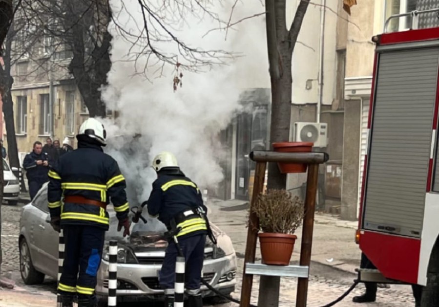Кола се запали в София СНИМКИ