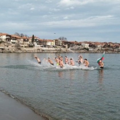 Богоявленски кръст се раздели на две на морето - двама го хванаха
