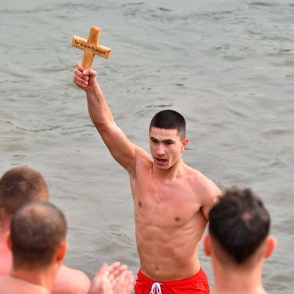 За трета поредна година ученикът Никола Комаровски извади Богоявленския кръст