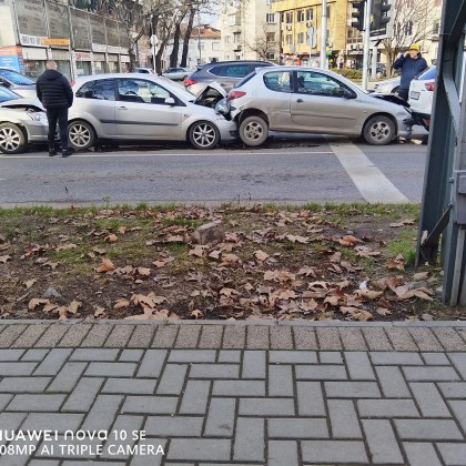 Верижна катастрофа с четири коли на главен булевард в Пловдив  СНИМКИ